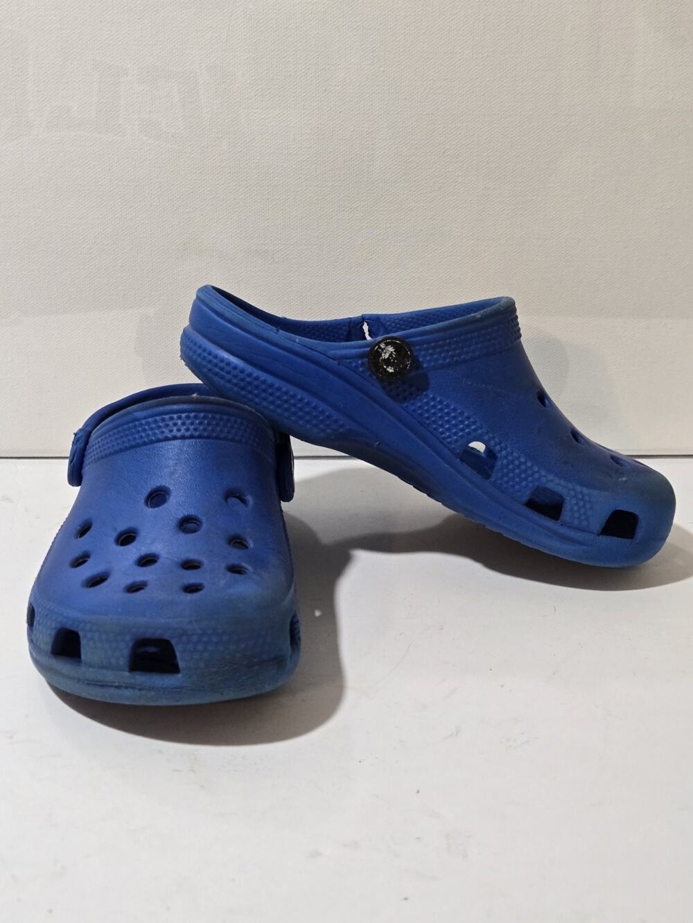 Crocs Classic Clog Kids C 10 Blue Sandals with Ventilation and Heel Strap